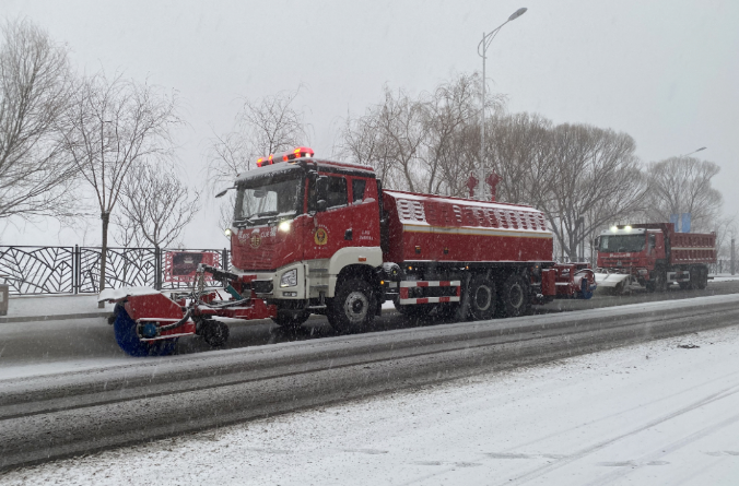 盈峰環(huán)境除冰雪裝備全力投入破冰作業(yè)，助力北京道路交通安全